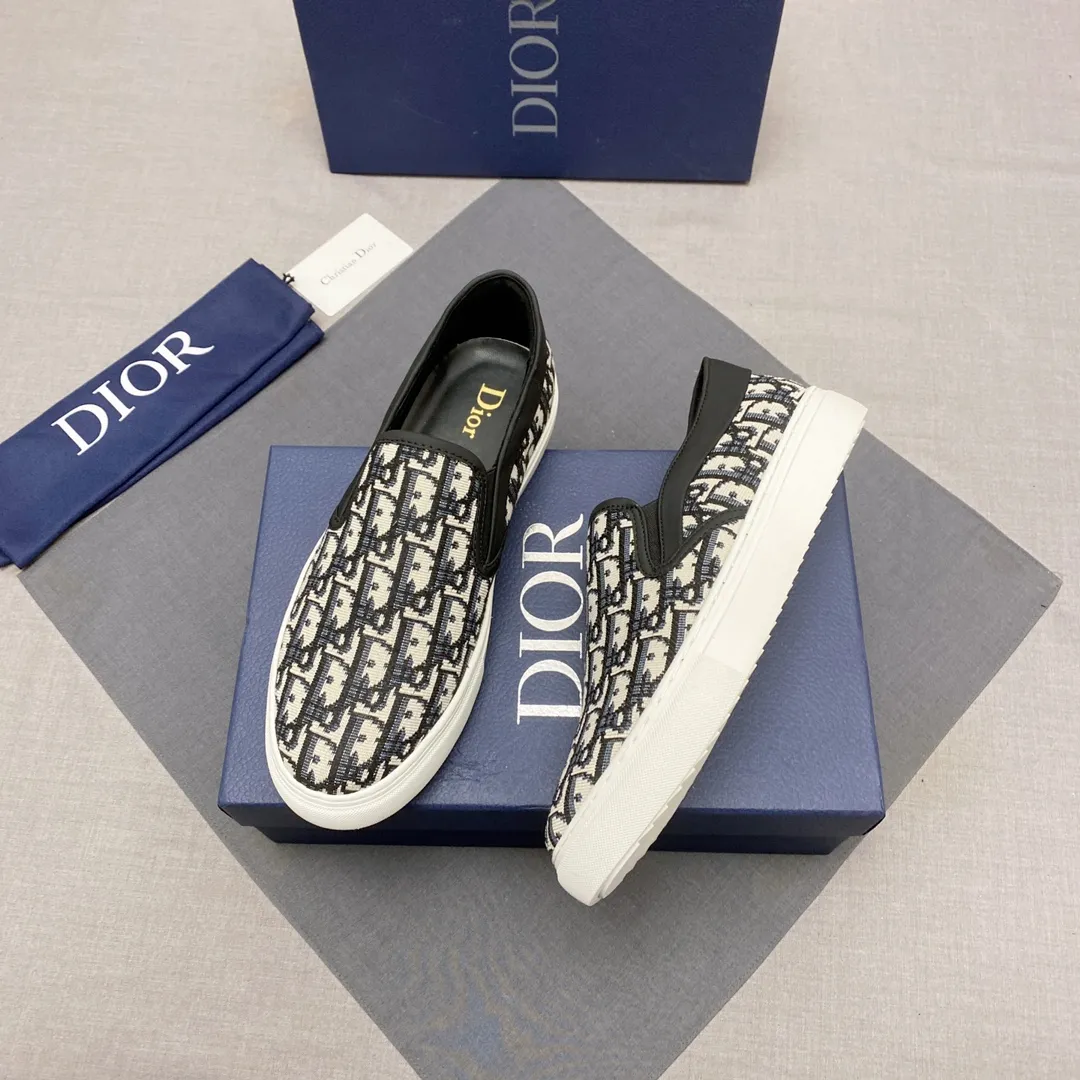 p380, Dior series casual shoes 👟🔥[Dior] Dior's new casual men's shoes are launched in Hong Kong counters. Official website 1:1 production. Original Italian materials. Designed by European and American masters. Perfect shape to create counter quality. Solid color rubber wear-resistant outsole and classic dazzling head! Super versatile and very comfortable. High-end without losing taste, fashionable and novel! ! Absolute focus! Code number: 38-44, three colors available (45 can be customized, cannot be returned or exchanged) No. 005